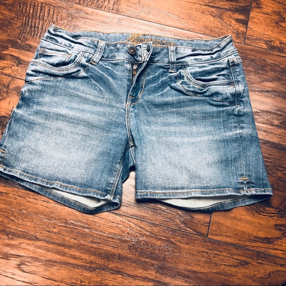 dELiA*s shorts - Picture 1 of 2